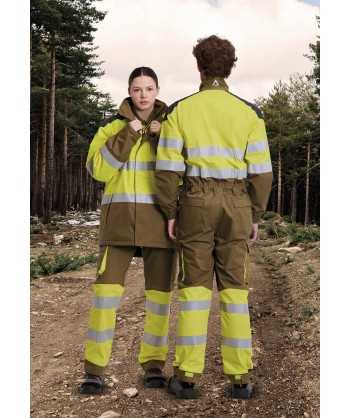 Buzo ignífugo con refuerzos y alta visibilidad para bomberos forestales