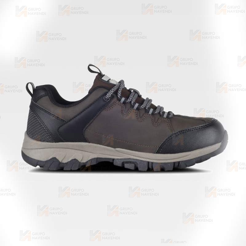 Zapatilla tipo trekking combinada y con cordones