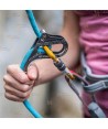Asegurador-descensor Rama diseñado para usarse en rocódromos y en escalada deportiva de un solo largo