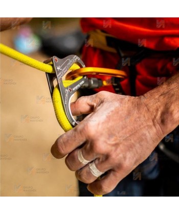 Asegurador-descensor Rama diseñado para usarse en rocódromos y en escalada deportiva de un solo largo