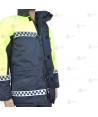 Parka ligera color azul marino y amarillo flúor, con damero reflectante y membrana impermeable PU para Policía Local