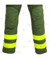 Pantalones ignífugos con refuerzos y cintas reflectantes amarillas para bomberos forestales