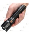Linterna TK26R recargable con USB  proporciona 1500 lúmenes y alcanza los 350 metros