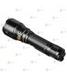 Linterna TK26R recargable con USB  proporciona 1500 lúmenes y alcanza los 350 metros