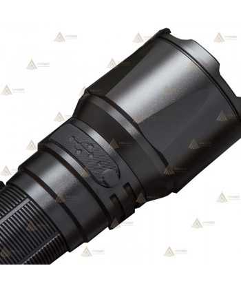 Linterna TK26R recargable con USB  proporciona 1500 lúmenes y alcanza los 350 metros