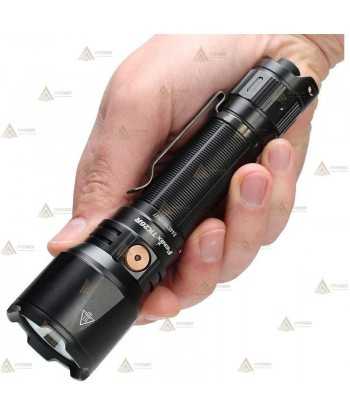 Linterna TK26R recargable con USB  proporciona 1500 lúmenes y alcanza los 350 metros