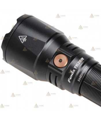 Linterna TK26R recargable con USB  proporciona 1500 lúmenes y alcanza los 350 metros