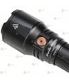 Linterna TK26R recargable con USB  proporciona 1500 lúmenes y alcanza los 350 metros