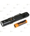 Linterna táctica UC35V2 recargable con micro USB. Proporciona 1000 lúmenes y alcanza los 266 metros