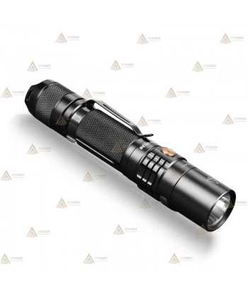 Linterna táctica UC35V2 recargable con micro USB. Proporciona 1000 lúmenes y alcanza los 266 metros