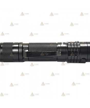 Linterna táctica UC35V2 recargable con micro USB. Proporciona 1000 lúmenes y alcanza los 266 metros