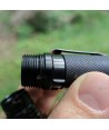 Linterna táctica UC35V2 recargable con micro USB. Proporciona 1000 lúmenes y alcanza los 266 metros