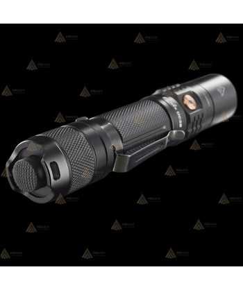 Linterna táctica UC35V2 recargable con micro USB. Proporciona 1000 lúmenes y alcanza los 266 metros