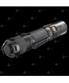 Linterna táctica UC35V2 recargable con micro USB. Proporciona 1000 lúmenes y alcanza los 266 metros
