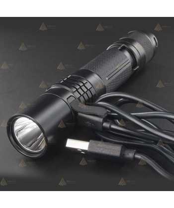 Linterna táctica UC35V2 recargable con micro USB. Proporciona 1000 lúmenes y alcanza los 266 metros