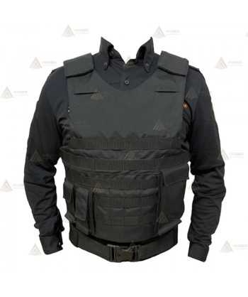 Funda exterior para chalecos antibala con Sistema Molle en su parte delantera. Trabillas y tres bolsillos en el delantero