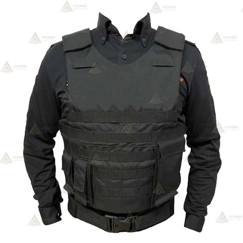 Funda exterior para chalecos antibala con Sistema Molle en su parte delantera. Trabillas y tres bolsillos en el delantero