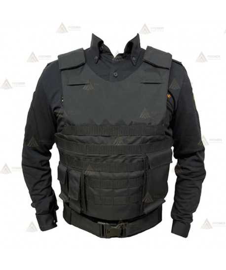 Funda exterior para chalecos antibala con Sistema Molle en su parte delantera. Trabillas y tres bolsillos en el delantero