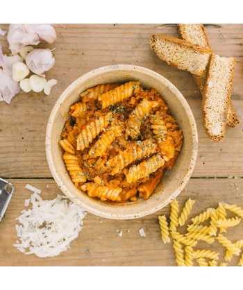 Fusilli al huevo con boloñesa de pollo y queso gran padano de  Forestia auto calentable
