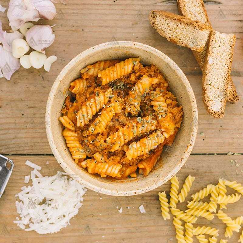Fusilli al huevo con boloñesa de pollo y queso gran padano de  Forestia auto calentable