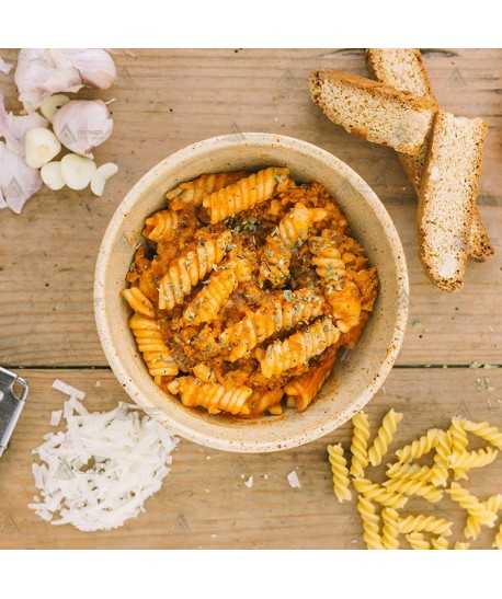 Fusilli al huevo con boloñesa de pollo y queso gran padano de  Forestia auto calentable